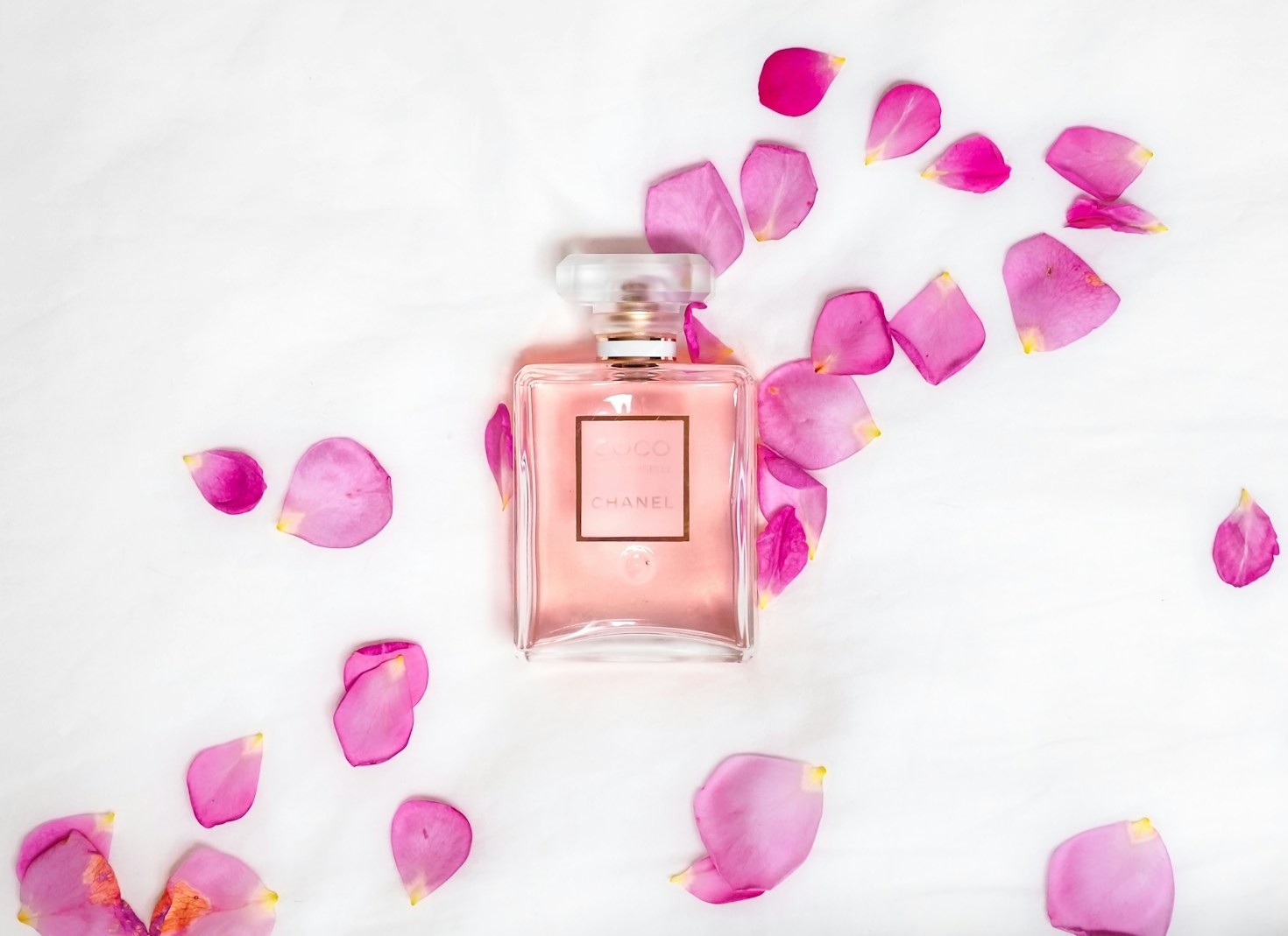 How Luxos Defines the Art of Perfume Crafting